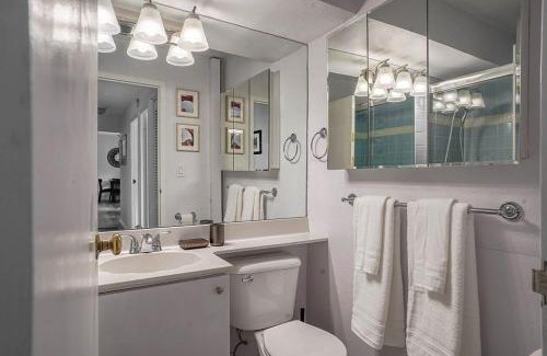 Downtown Seattle Apartment | Tranquil 2BR downtown condo, Parking, King bed