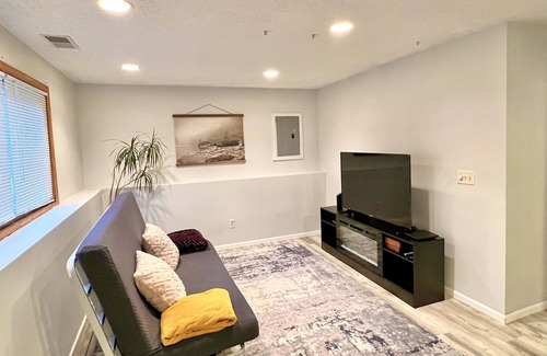Oakdale House | Tranquil 3-Bedroom Retreat: Perfect for Leisure & Work Near Twin Cities