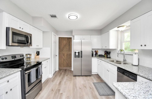 Humble House | Tranquil 6-Bedroom w/Pool: 25 Min to Downtown FG