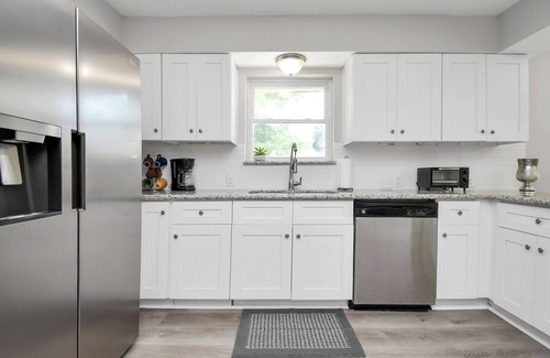 Humble House | Tranquil 6-Bedroom w/Pool: 25 Min to Downtown FG