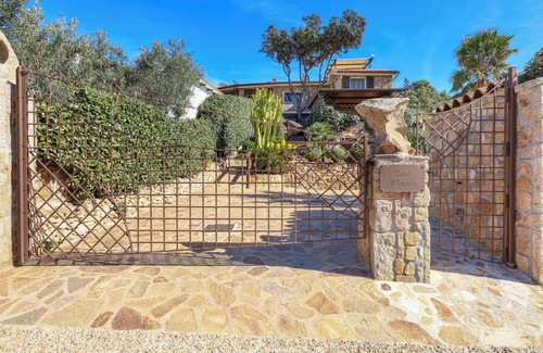 Tiriddo Apartment | Tranquil Apartment "Leccio" on the Beach with Terrace, Garden & Wi-Fi