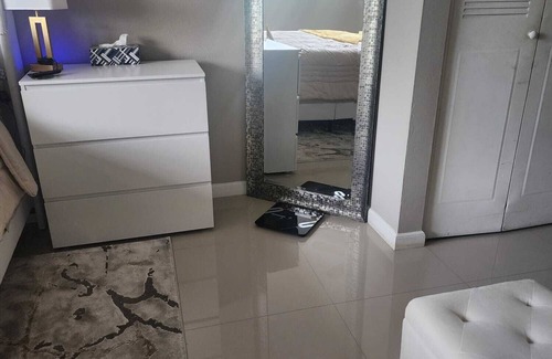 North Miami Bed & Breakfast | Tranquil bed & breakfast with AC in North Miami, BBQ, pool and parking space
