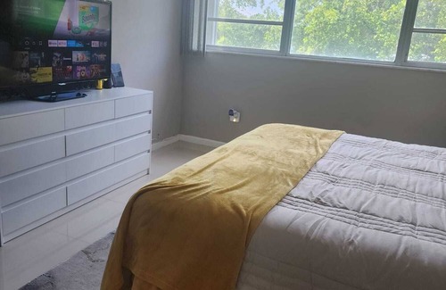 North Miami Bed & Breakfast | Tranquil bed & breakfast with AC in North Miami, BBQ, pool and parking space