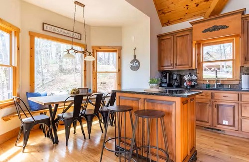 Cleveland Cabin | Tranquil cabin with yearlong mountain views, game room, fire pit near wineries
