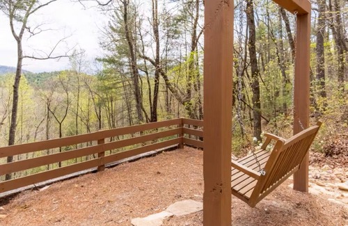 Cleveland Cabin | Tranquil cabin with yearlong mountain views, game room, fire pit near wineries