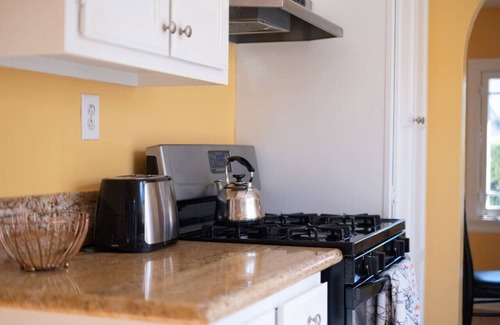 Mid-Wilshire House | Tranquil Comfortable Clean 2BR Home Mid Wilshire