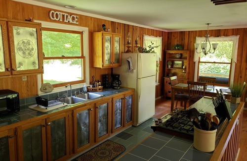 Crossville Cabin | Tranquil Cottage Located at The Head Of The Sequatchie Valley.