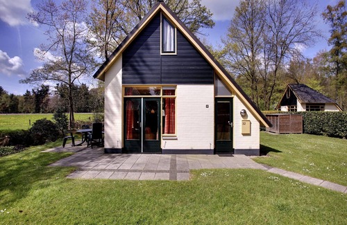 Municipality of Dalfsen House | Tranquil Forest Retreat