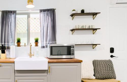 Valley Village House | Tranquil Getaway Retreat Sleeps 8 Guest Home