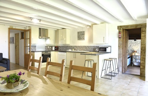 Saint-Colomb-de-Lauzun Cottage | Tranquil Gite with private pool and country views