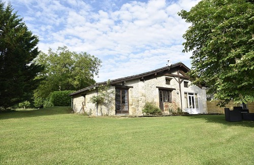 Saint-Colomb-de-Lauzun Cottage | Tranquil Gite with private pool and country views