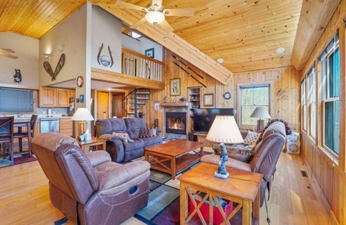 Davis Cabin | Tranquil Haven Mountain Retreatn very Private! pets welcome.