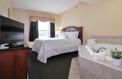Pembine Hotel | Tranquil Island Room with Indoor Swimming Pool – Ideal for Adventurers