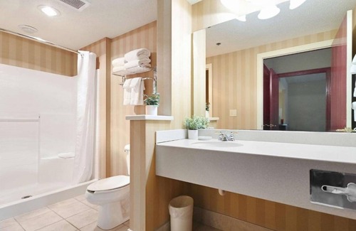 Pembine Hotel | Tranquil Island Room with Indoor Swimming Pool – Ideal for Adventurers