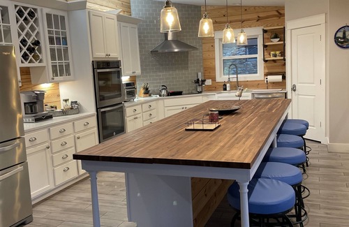 Burnet House | Tranquil Lake LBJ getaway! No boat traffic. Swim, Kayak, SUP & Fish in Peace! ❤️🦮