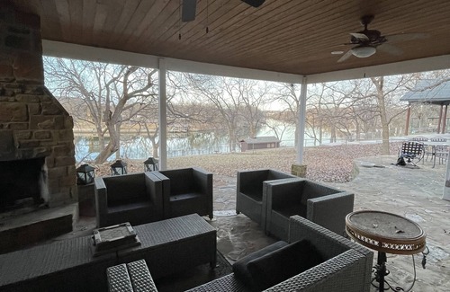 Burnet House | Tranquil Lake LBJ getaway! No boat traffic. Swim, Kayak, SUP & Fish in Peace! ❤️🦮