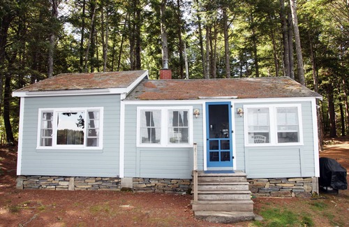Searsmont House | Tranquil Lakeside Cabin