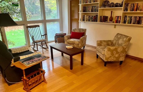 Corvallis House | Tranquil Lakeside Home