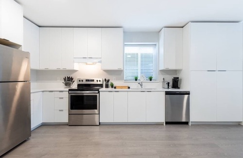 White Rock House | Tranquil & Modern: Close to Promenade & Pier ~ Pkg