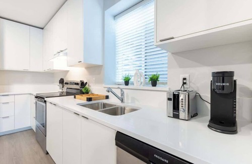 White Rock House | Tranquil & Modern: Close to Promenade & Pier ~ Pkg