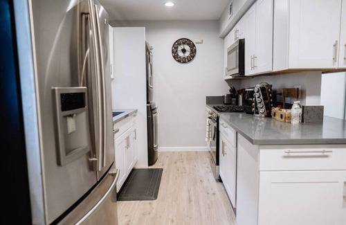 NoHo Arts District House | TRANQUIL NOHO GEM: RENOVATED 2BR TOWNHOME w/PRIVATE FENCED PATIO & PARKING p29