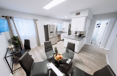 NoHo Arts District House | TRANQUIL NOHO GEM: RENOVATED 2BR TOWNHOME w/PRIVATE FENCED PATIO & PARKING p29