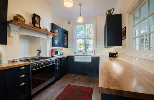 Ferndale Apartment | Tranquil Oasis by Pop Brixton