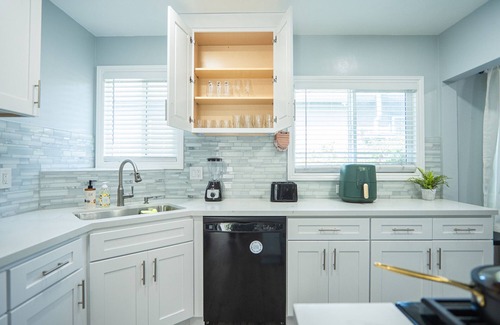 North Redondo House | Tranquil Oasis: Mins to LAX. Downtown LA & Orange County. SoFi/Redondo/Disney