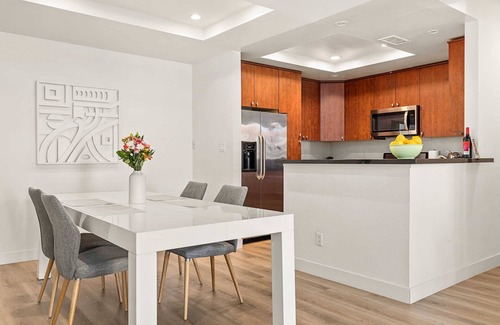 Sawtelle Condo | Tranquil Ocean Breeze Retreat
