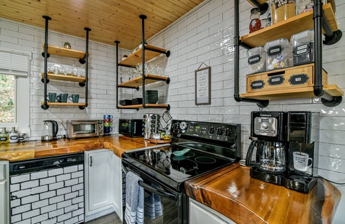 Hendersonville Ski Chalet | Tranquil Retreat, deck, hot tub, short drive DT Hendersonville, pet-Friendly