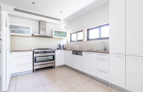 Katamon Apartment | Tranquil, spacious, comfortable, Best Location. Sleeps 6