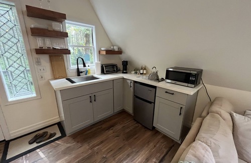 Grants Pass Apartment | Tranquil Studio Amongst the Pines Near Redwood Highway - Pet Friendly!