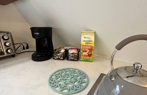 Grants Pass Apartment | Tranquil Studio Amongst the Pines Near Redwood Highway - Pet Friendly!