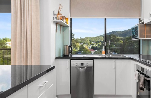 Taringa Apartment | Tranquil Taringa 2 Bed Sleeps 5,Close to Bus and Train Indooroopilly Shopping