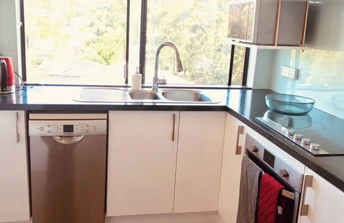 Taringa Apartment | Tranquil Taringa 2 Bed Sleeps 5,Close to Bus and Train Indooroopilly Shopping