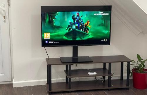 Thamesmead House | Tranquil Thamesmead Treasure - London