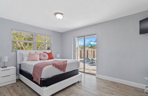 Sunset House | Tranquil Tropical Heated Pool Villa!