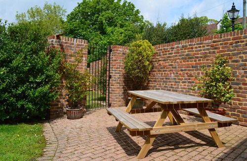 St Leonards-On-Sea Cottage | Tranquil, Well-equipped Cottage with panoramic country views.