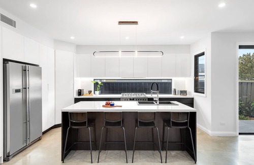 Towradgi House | Tranquila - Luxe Beach House with private pool