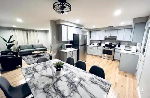 Wasco House | Tranquility 4BR Schaumburg