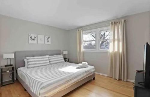 Wasco House | Tranquility 4BR Schaumburg