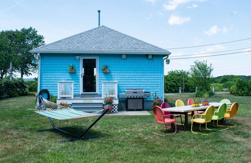 Warwick House | Tranquility And Sunsets At Our Beach Bungalow. Front Porch To Relax!