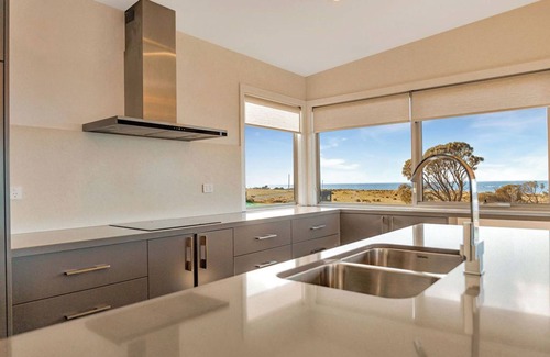 The Gardens House | Tranquility Bay of Fires - A beautiful beach house in a stunning location