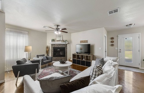 Killeen House | Tranquility Pad- Entire Luxuriously furnished home for short and long term stays