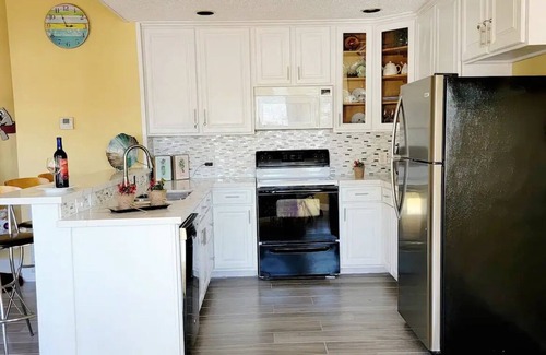 Oakhurst House | Tranquility Villa by the lake with green backyard. Free wifi, kayaks, bike, pool
