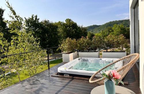 Novaci Villa | Transalpina Tiny House - outdoor jacuzzi
