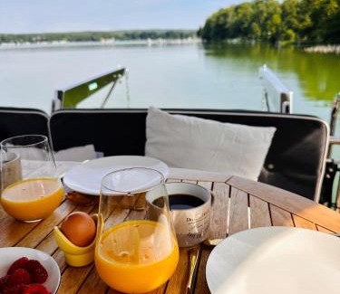 Bad Saarow Boat Rental | TraumZeitBoot Susan Yacht - exklusiver Festlieger in perfekter Lage am Scharmützelsee Bad Saarow