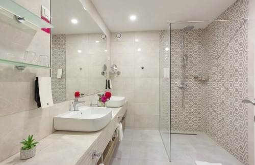 Ulcinj Hotel | Travel Destination! Comfortable 2BR Suite, w/Outdoor Pools and Beachfront!