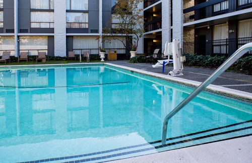 Wilburton Hotel | Travel Destination! Onsite Parking and Pool, Near Bellevue Downtown Park
