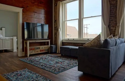 Palestine House | Travel in Comfort- The Hidden Gem of Downtown PTX